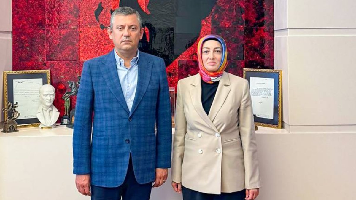 Özel'in ekose ceketi sosyal medya gündeminde: Sihirli ceket iş başında