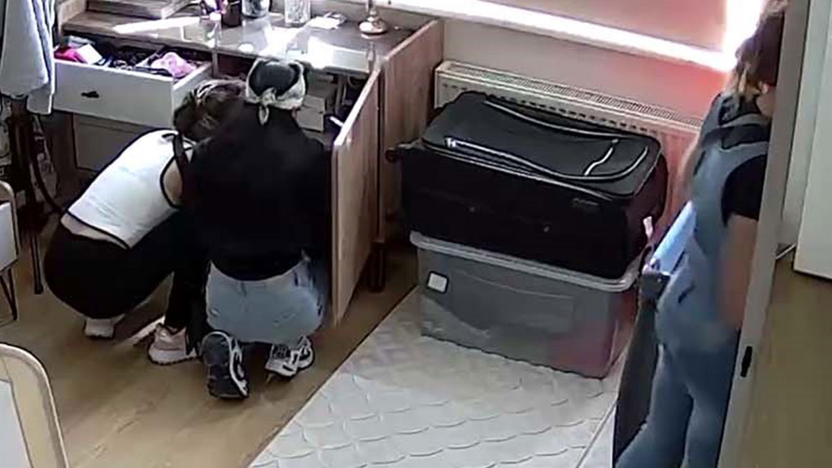 Bebekleri için yerleştirdikleri kamerayı izleyince şoke oldu! Üç genç kadın aynı anda...