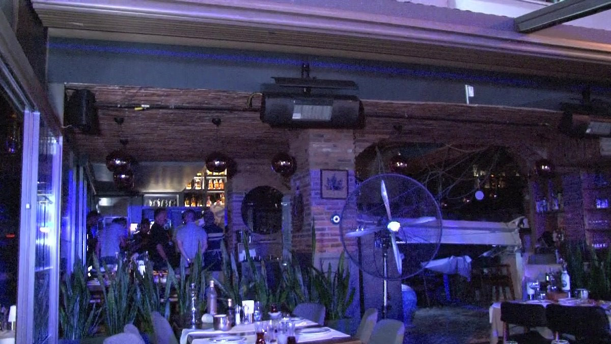 Kadıköy’de restoranın tavanı çöktü