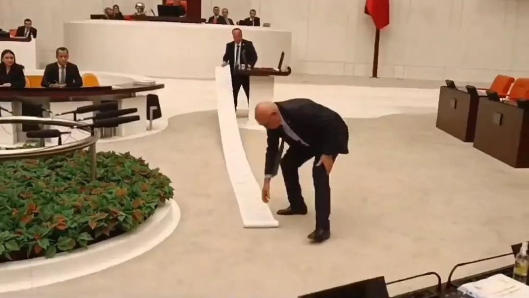 Türkiye'de yakalanan çete liderlerinin listesi 20 metreyi aştı: CHP Meclis Genel Kurulunda isimleri sergiledi