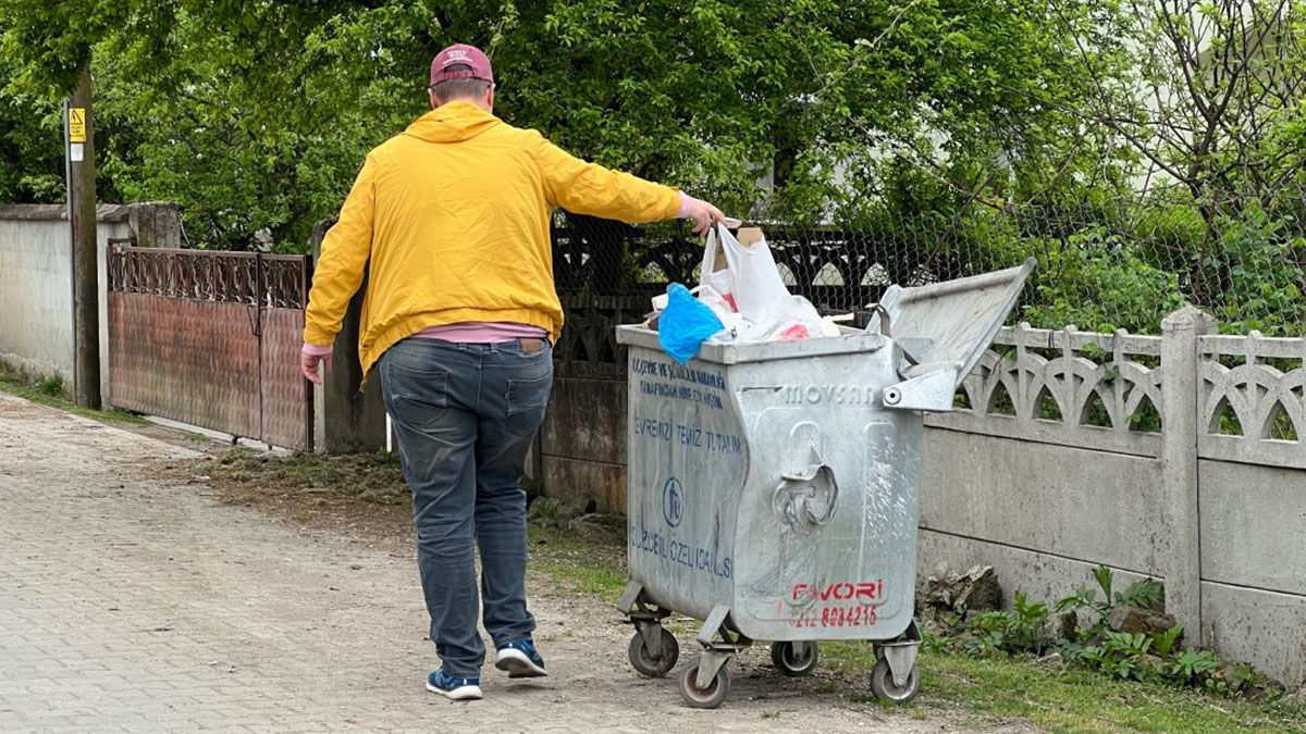Eski kıyafetleri atıp eve geldikten sonra başından aşağı kaynar sular döküldü! Kızı fark etti ama iş işten çoktan geçmişti