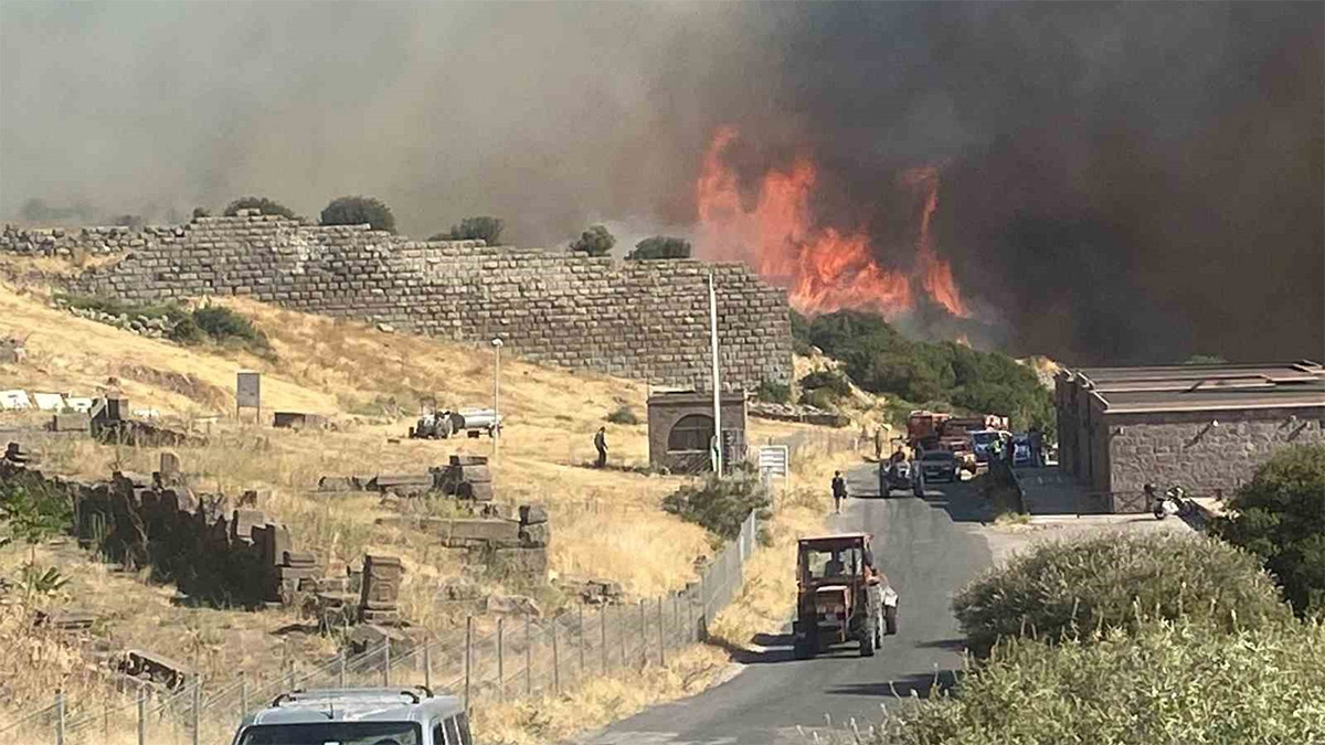 Çanakkale'de orman yangını! Alevler Antik Kent'e sıçradı