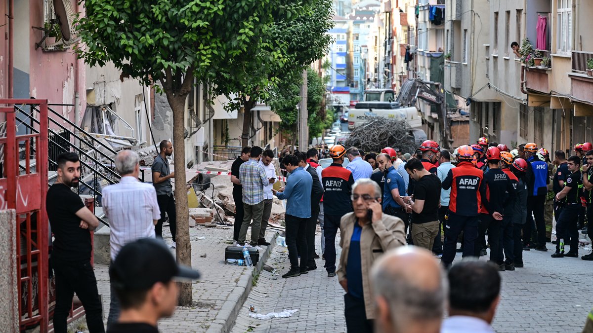 Sabah saatlerinde panik anları: Bahçelievler’de bina çöktü