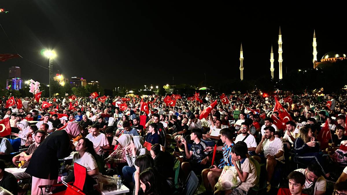 Milli Takım Almanya’da, Bursalılar meydanlarda coşku yaşadı