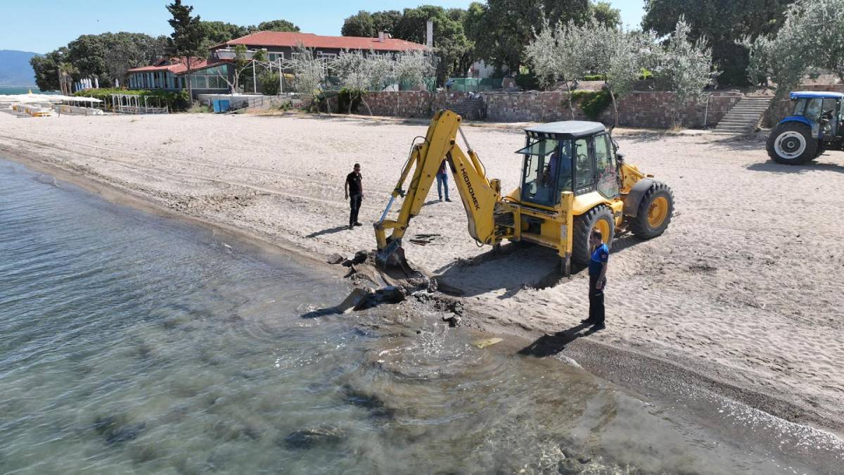 Ören plajı’nda metal kalıntılar temizlendi