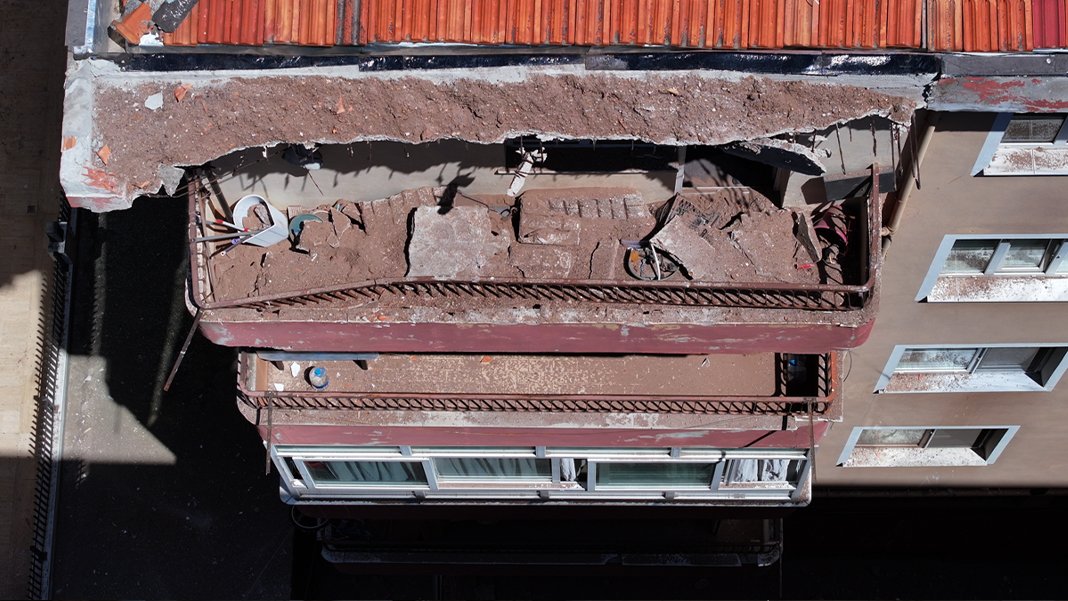 Bahçelievler'de bir günde ikinci çökme vakası: 4 katlı binanın çatısı çöktü