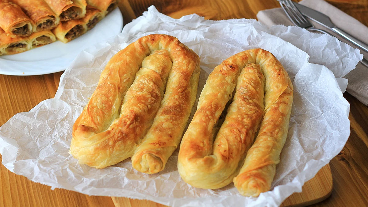 Sarıyer'i evinize getiren kıymalı börek tarifi! Kim yese hazır sanıyor