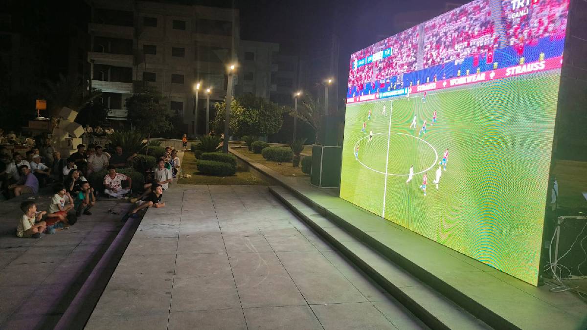 Ceyhan'da binlerce kişi tek yürek olup milli maçı izledi