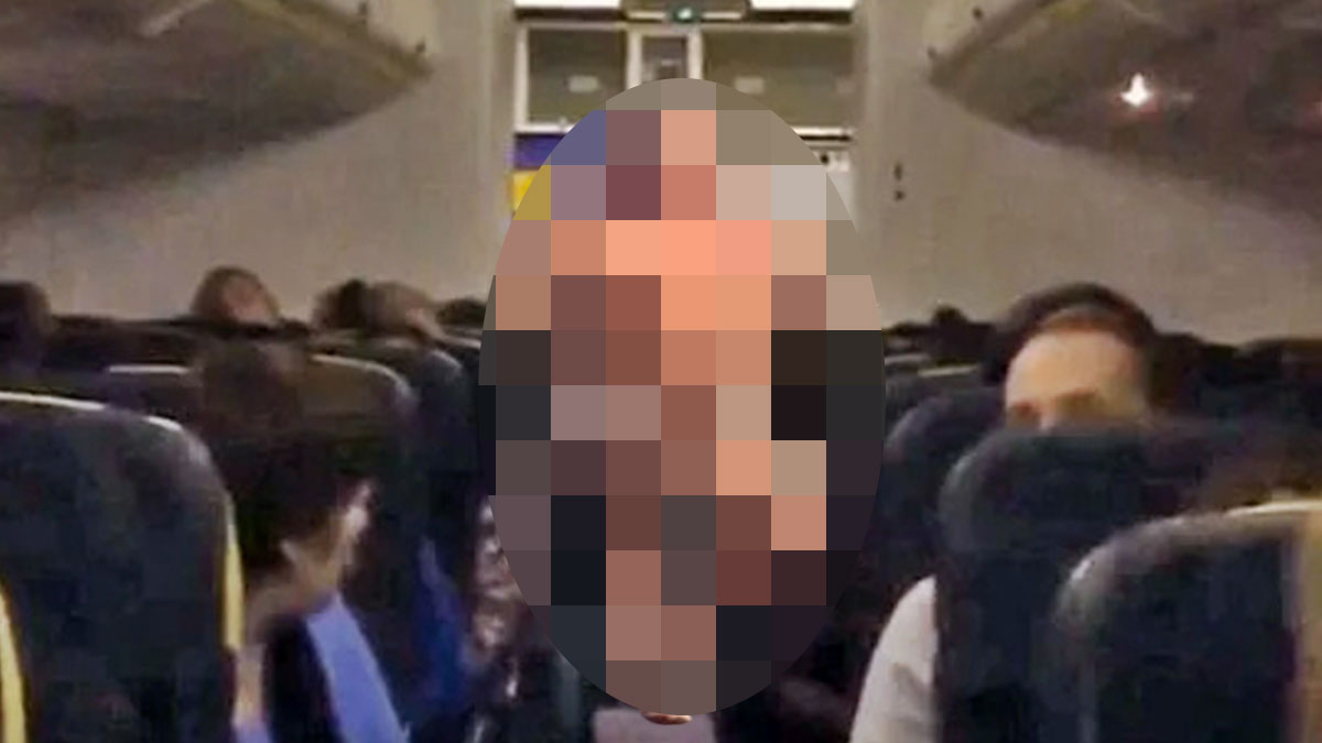 Herkesin içinde soyunup kabin memurunu darp etti! Uçakta çıplak yolcu paniği
