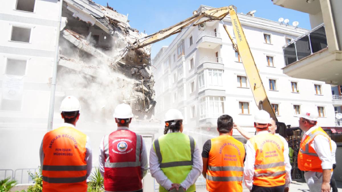 Avcılar’da metruk binaların yıkımına başlandı