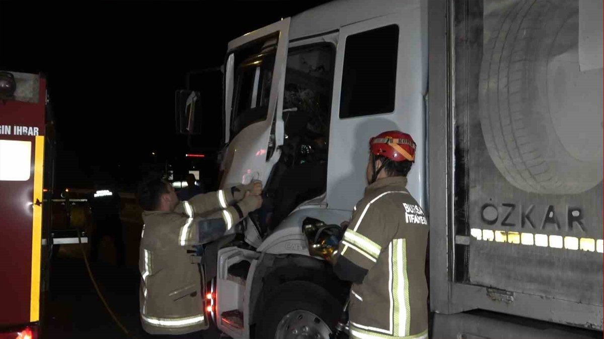 Bursa'da feci kaza: Tıra çarpan kamyonetin sürücüsü kabinde sıkıştı
