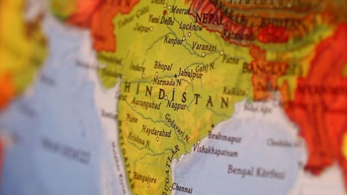 Hindistan'da şiddetli yağış havalimanının çatısını çökertti: 1 ölü