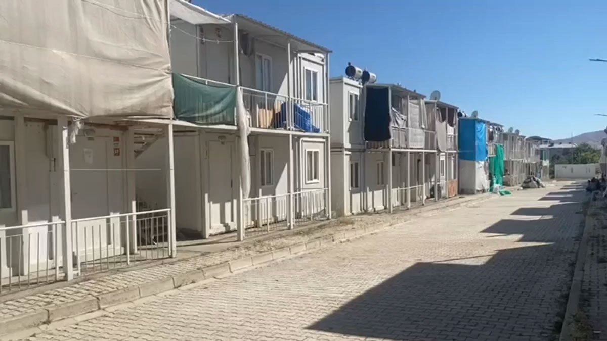 Valilik depremzedelere konteynerleri boşaltın dedi, afetzede isyan etti: Biz nereye gideceğiz nasıl ev kiralayıp geçineceğiz?
