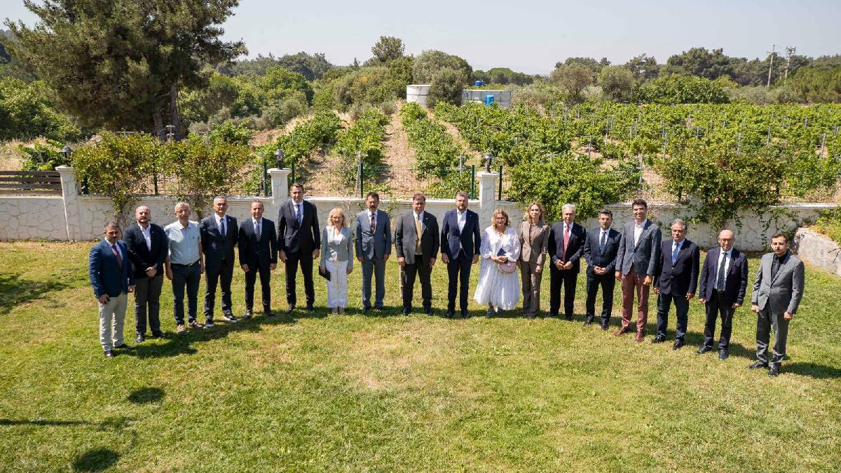 Başkan Tugay halkın talepleri için sahada