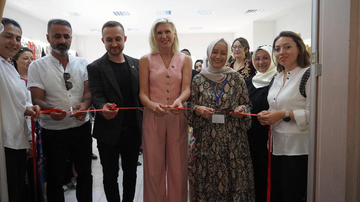 Bahçelievler mahallesi dikiş kursu sergisinin açılışını yaptı