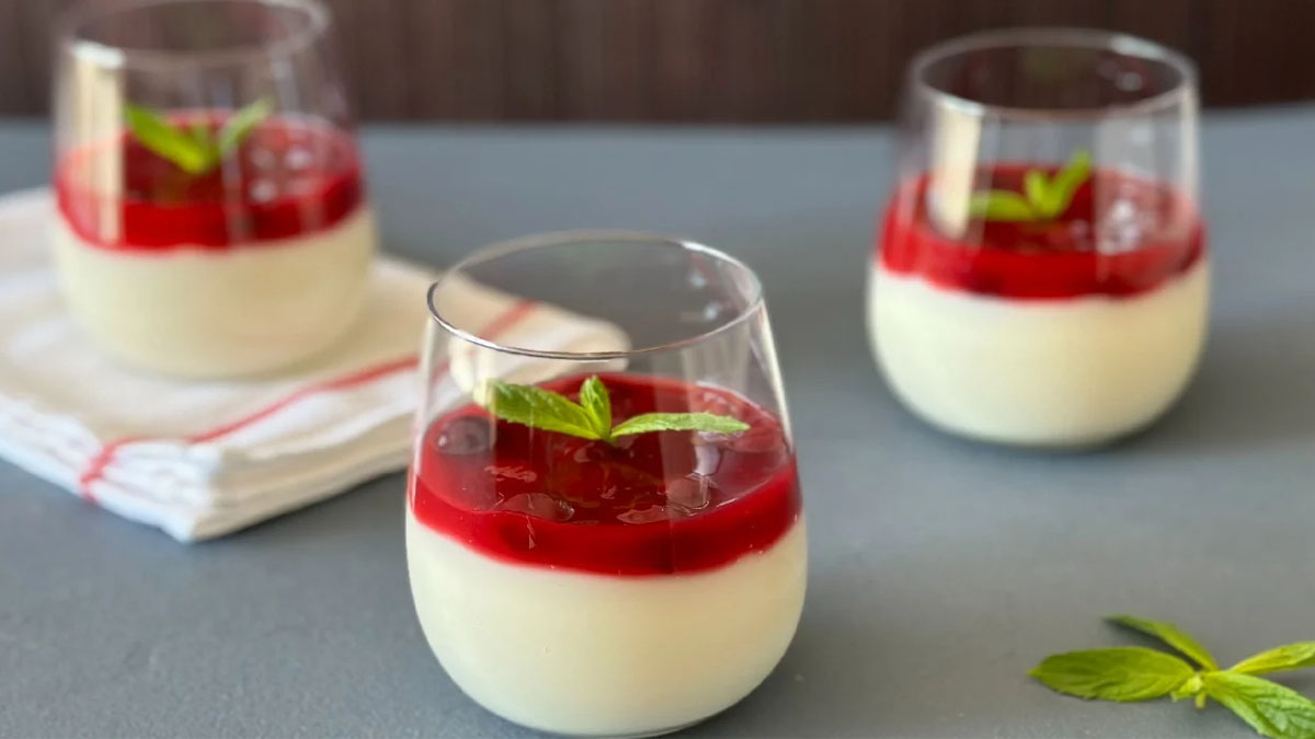 En hafif yaz tatlısı! Evde vişne varsa hemen kolları sıvayın... Tabak tabak yediren vişneli muhallebi tarifi