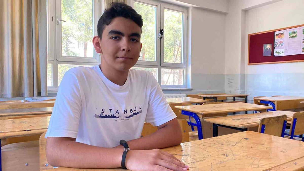 Depreme Ebrar Siteleri'nde yakalanan Efe, LGS birincisi oldu