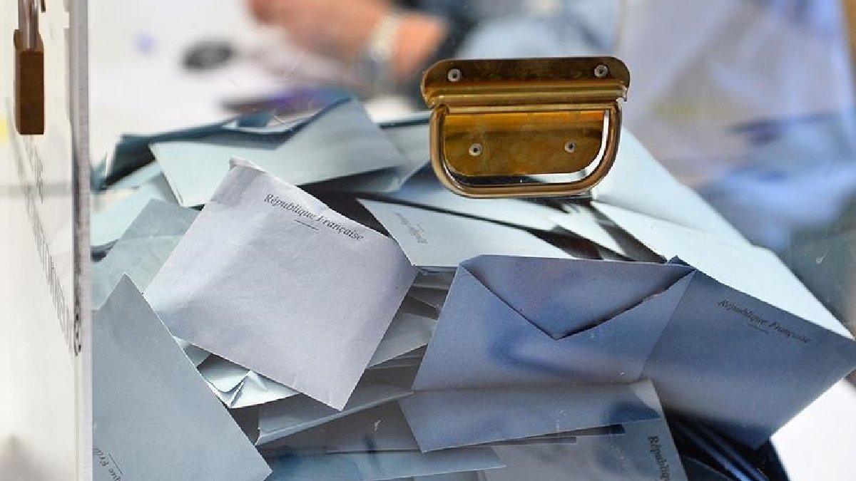 Fransızlar erken seçim için sandık başında