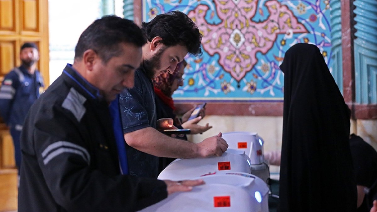 İran'daki seçimde ikinci tura kalan adaylar kampanyalarına başlıyor
