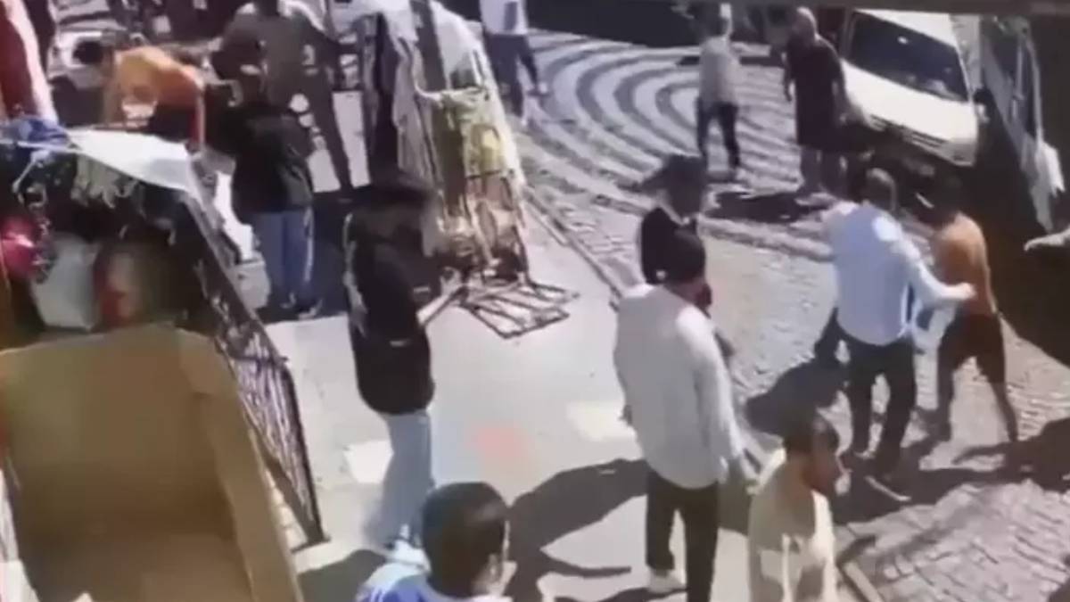 Yine 'yol verme' kavgası! Sürücü bıçak çekti, işçiler sopayla karşılık verdi