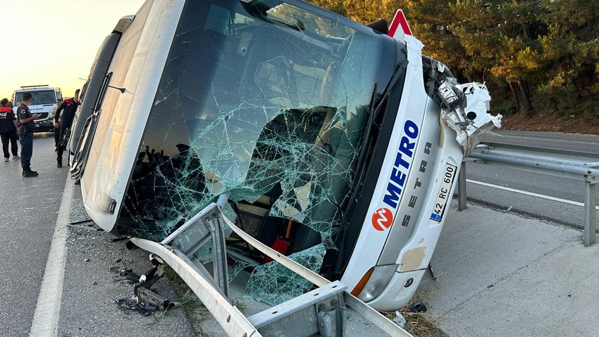 Yolcu otobüsü refüje çarpıp devrildi: 11 yaralı