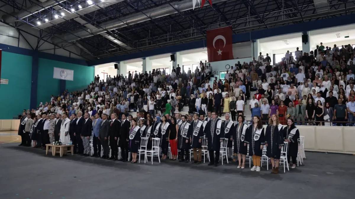 KSBÜ mezuniyetinde geleceğin hekimleri kep attı