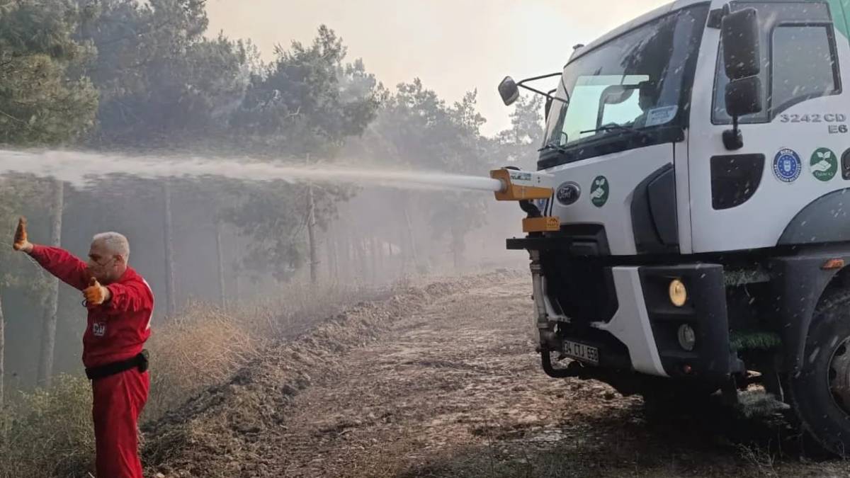 Büyükşehir, tüm ekipleriyle yangınla mücadele etti