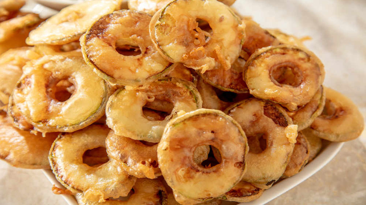 Kabak sevmeyeni müptelası yapacak! Çıtır çıtır yapılıyor, hemen bitiyor işte çıtır kabak tarifi