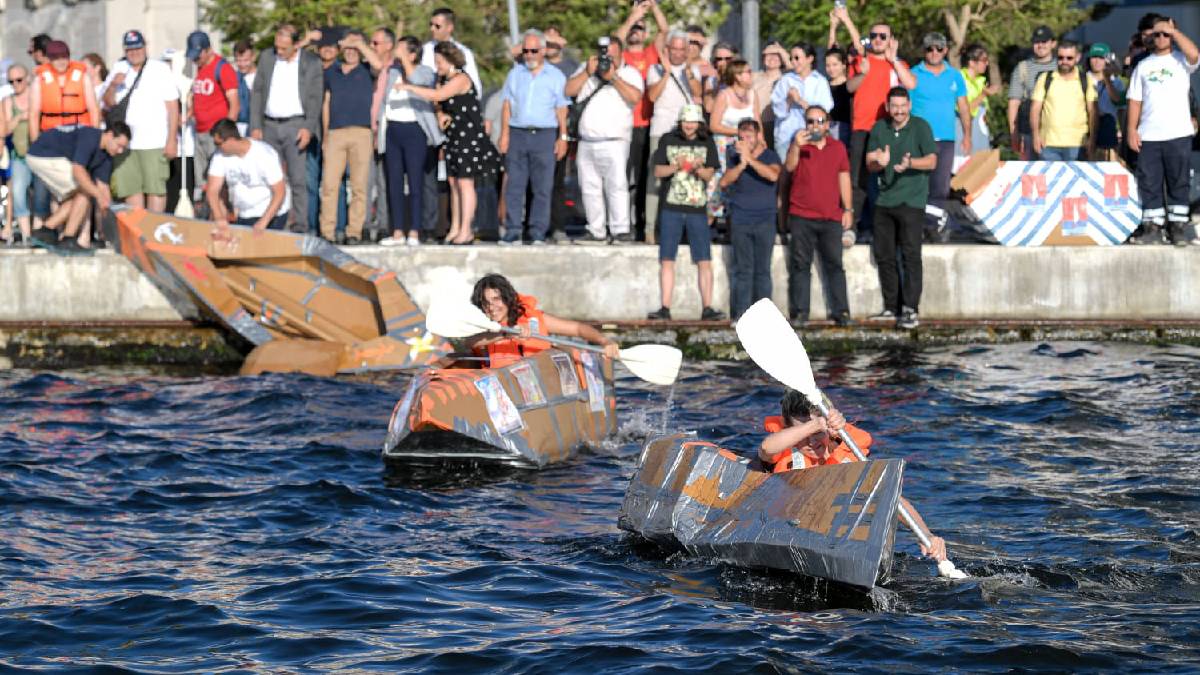 Karton tekneler İzmir Körfezi’nde kıyasıya yarıştı