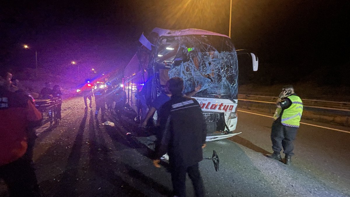 İki yolcu otobüsü çarpıştı: 15 yaralı