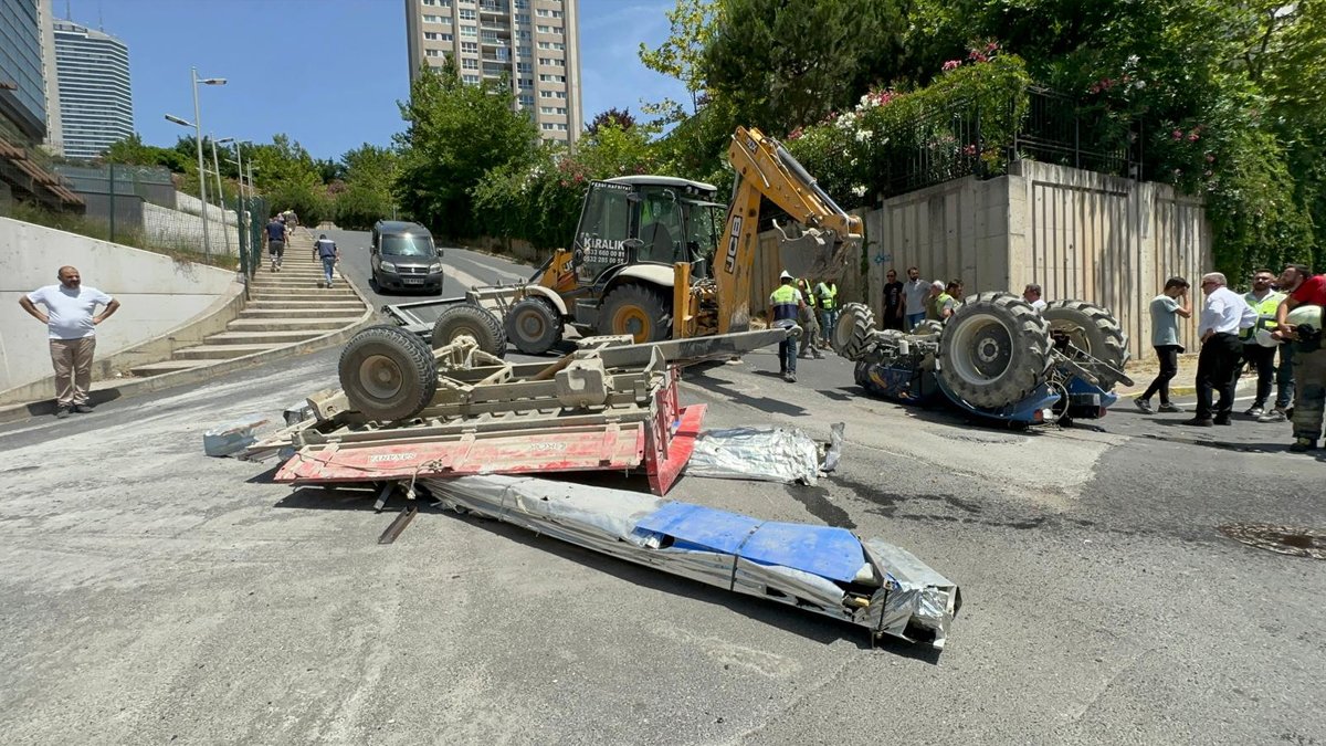 İstanbul'da cadde üzerinde traktör devrildi: 1 yaralı