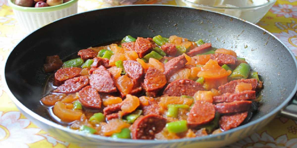 Sucuğun tüm püf noktası buymuş! Hem daha lezzetli hem de yumuşacık oluyor! Şefler bunu uyguluyor