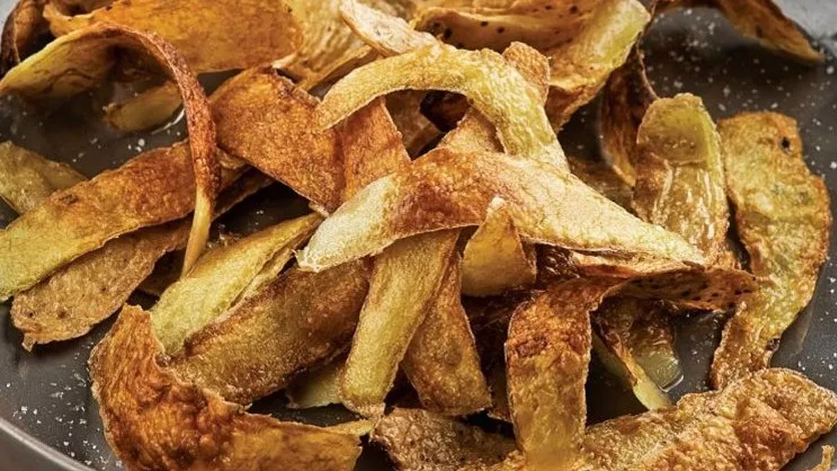 Patates kabuklarını sakın atmayın! Öyle bir cips oluyor ki... Yabancıların Masterchef yarışmasında meşhur oldu