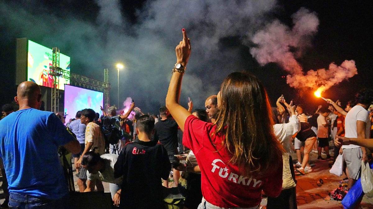 İzmir'in meydanlarında çeyrek final coşkusu