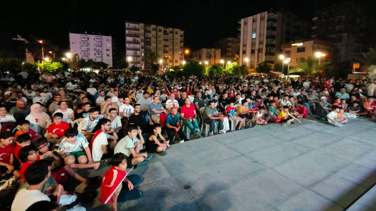 Ceyhan'da Türkiye-Avusturya maçı heyecanı, dev ekranda yaşandı