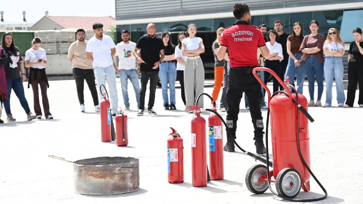 Bozüyük Belediyesi itfaiyesi'nden işyeri personeline yangın eğitimi