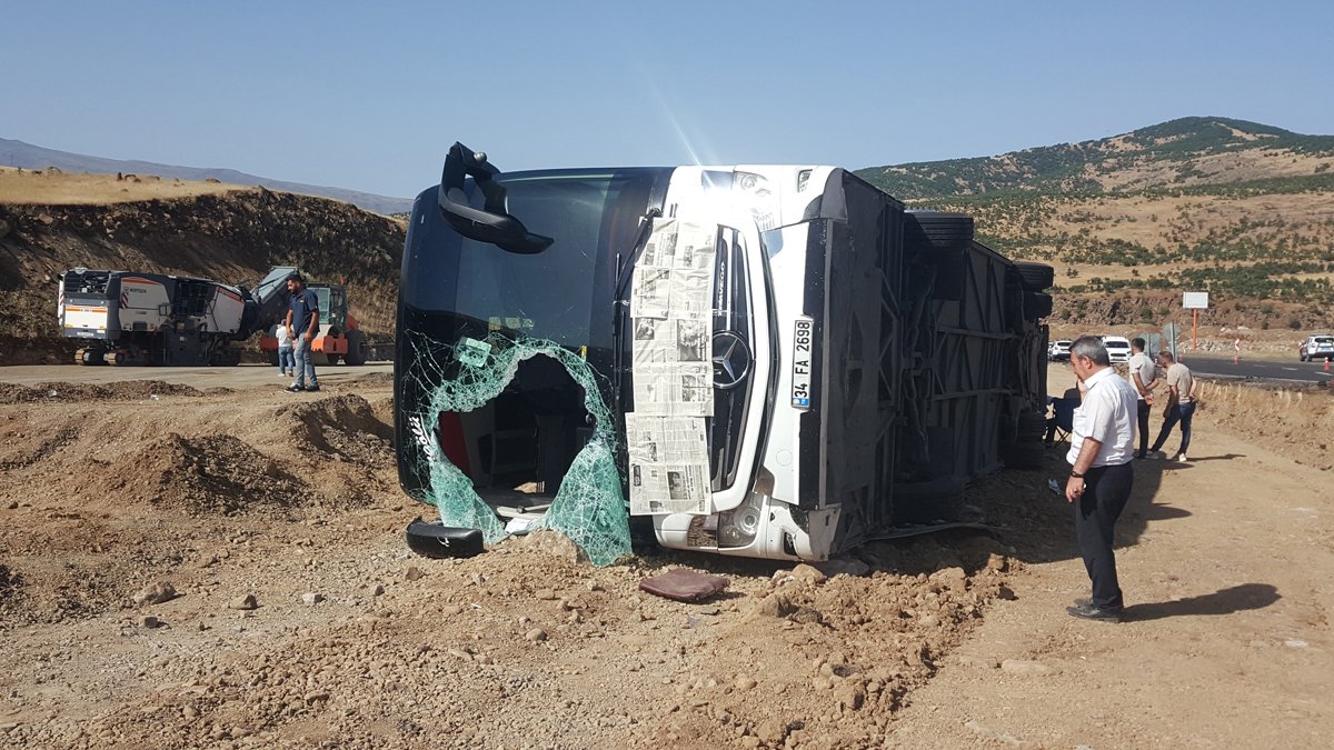 Bingöl'de yolcu otobüsü devrildi: Çok sayıda yaralı var