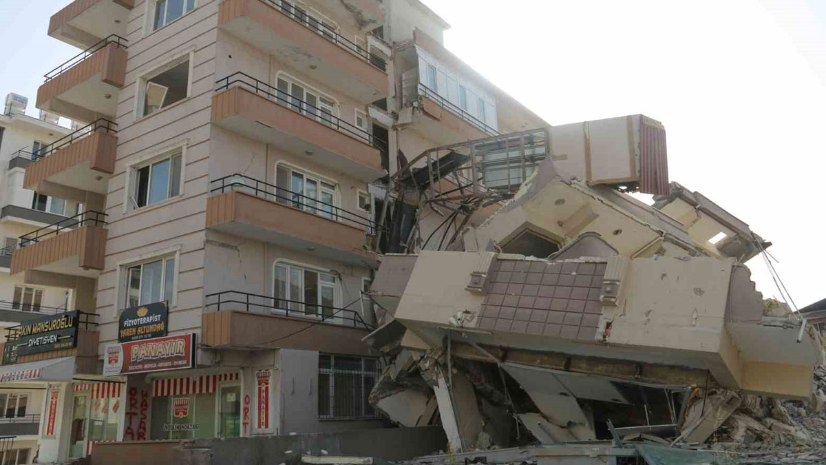 Yıkımı gerçekleştirilen bina yandaki az hasarlı binanın üzerine devrildi: Binamızı onarırken ikinci bir depremi yaşadık