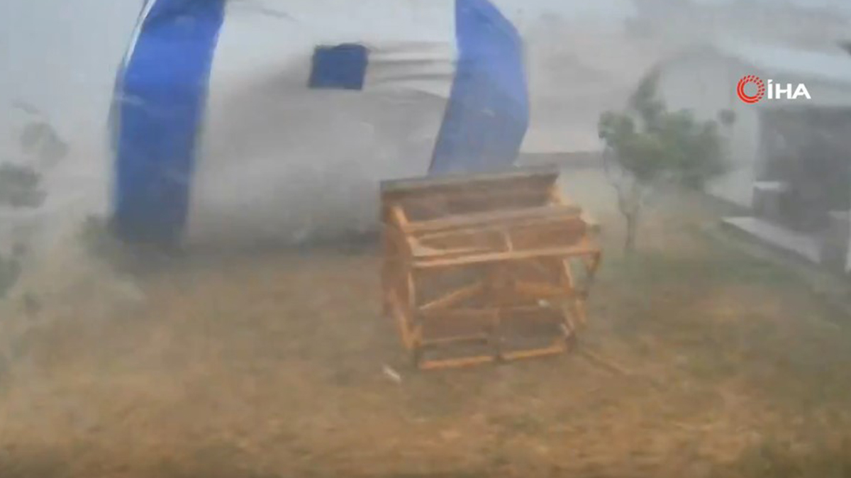 Tekirdağ'da hortum! Ortalık savaş alanına döndü