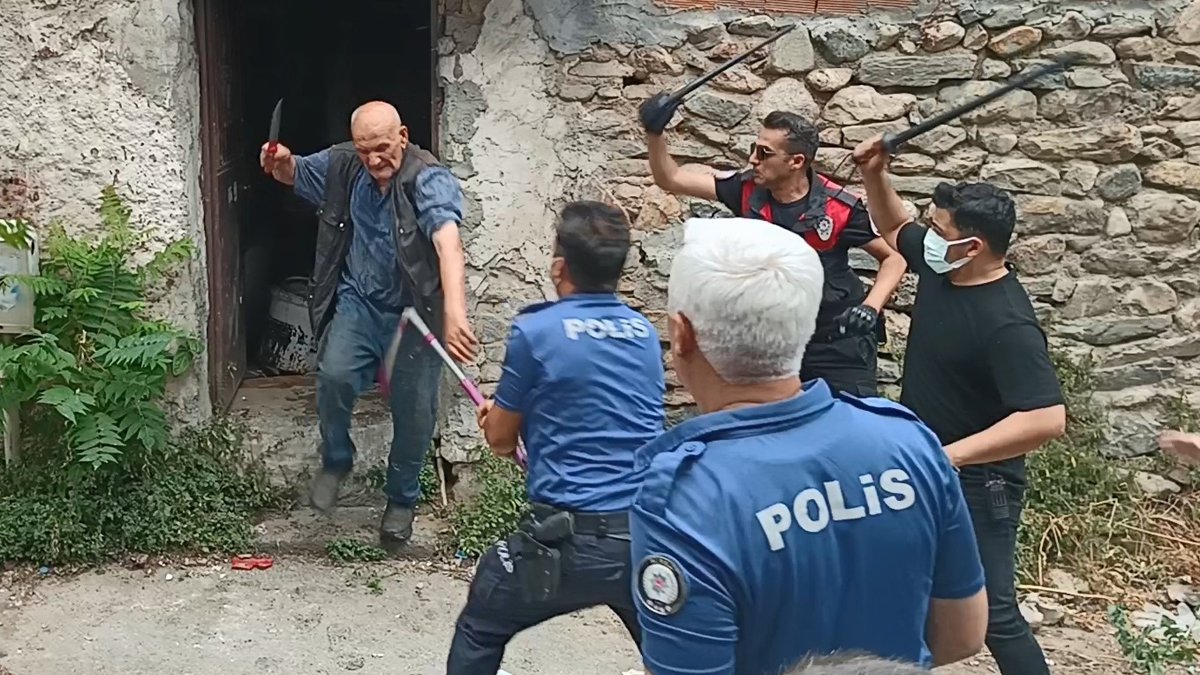 Bursa'da çöp ev krizi: Polis memurunu bıçakladı