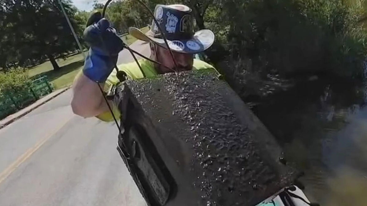 Mıknatıs balıkçılığı yaparken tuttuklarına kendileri de inanamadı! Polisin onayıyla alıp eve götürdüler