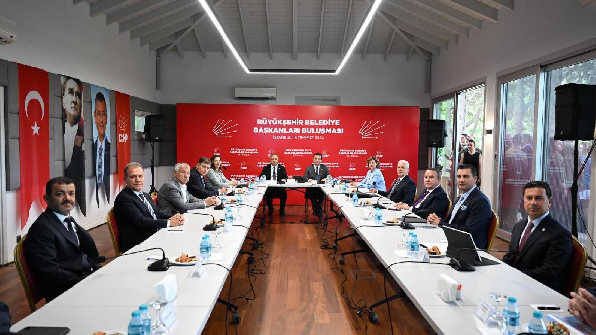 Başkan Tugay CHP’li Büyükşehir Belediye Başkanları buluşmasına katıldı