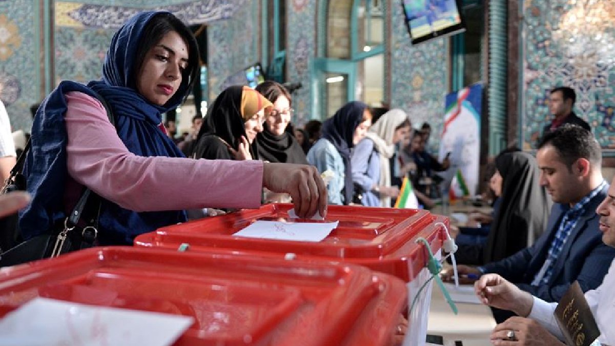 İran’da halk seçimin ikinci turu için sandık başında