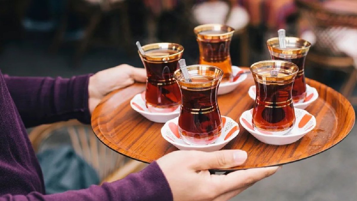 Aç karnına sıcak çay içmek, mide fesadına neden olabilir! Meğer çok zararlıymış