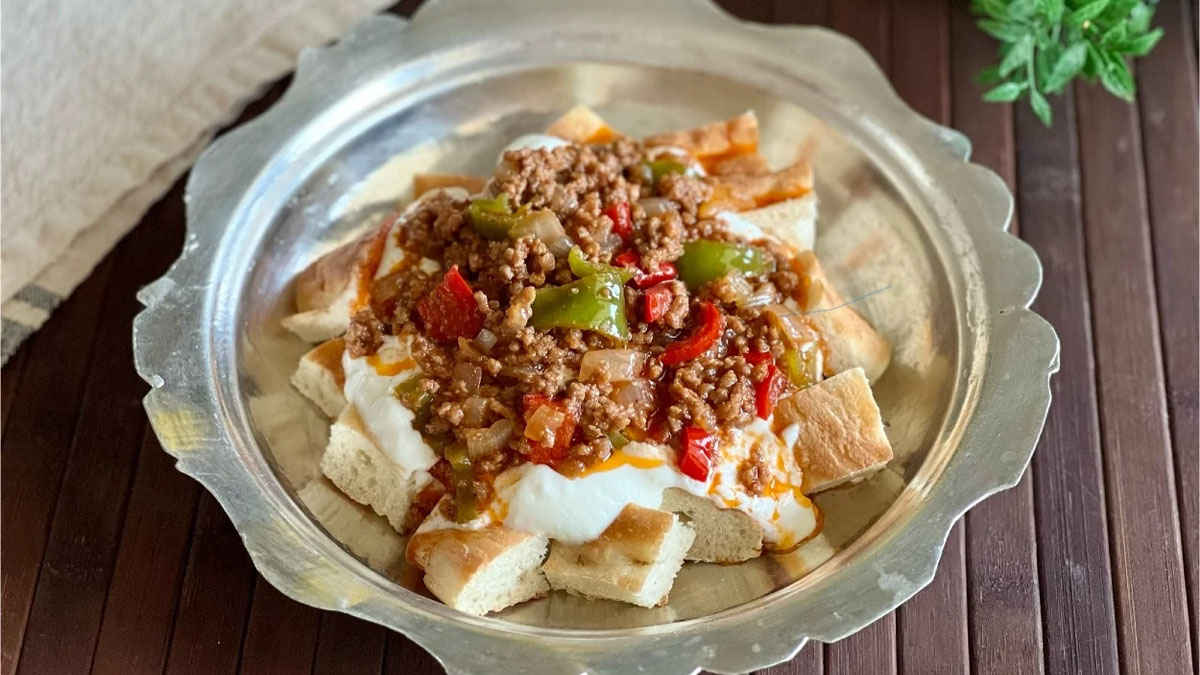 Bayat ekmekleri hemen değerlendirin! Sultan sofrasından yoğurtlu kıyma kebabı: Az bir kıymayla hazır