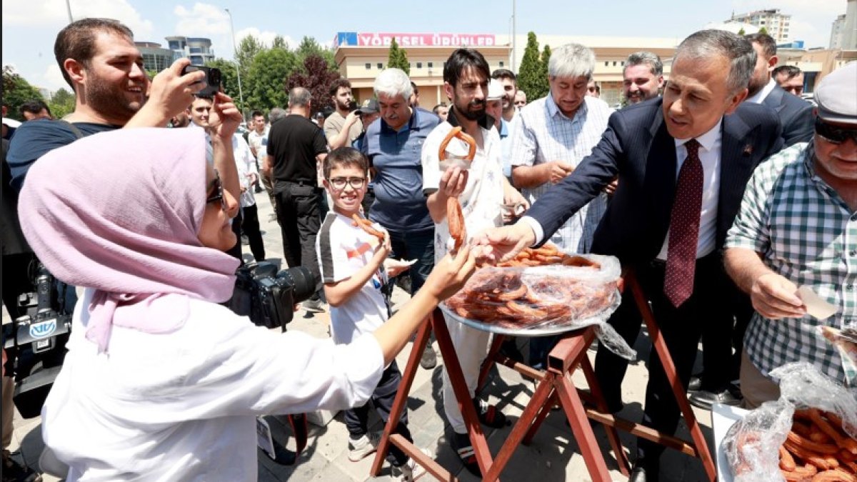 İçişleri Bakanı Kayseri'ye gitti, vatandaşlarla sohbet etti, selfi çektirdi, tek bir Suriyeli mağdurla görüşmeden döndü