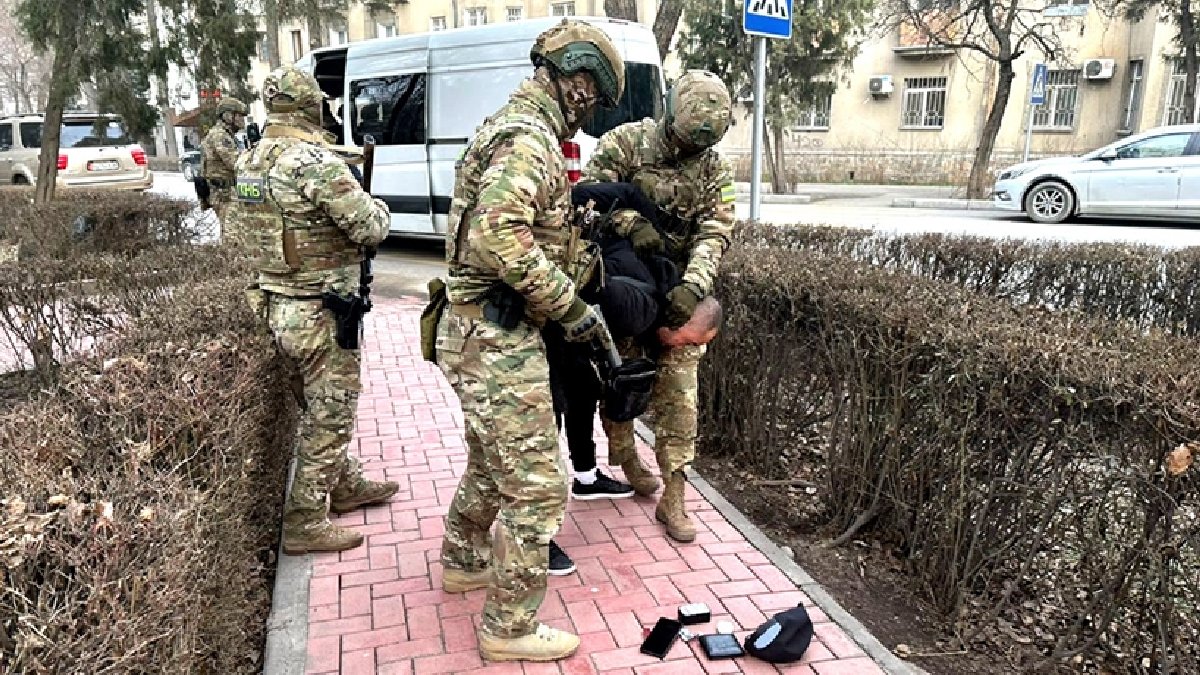 Kırgızistan: Darbe girişimi yapanlara ait çok sayıda silah bulduk