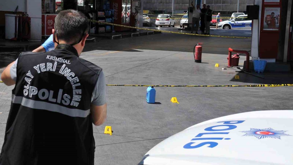 Akaryakıt istasyonuna silahlı saldırı: 5 el ateş açtı