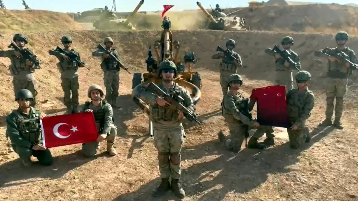 Milyonlar bu akşam tek yürek: Mehmetçikten Milli Takım'a 'başarılar' videosu