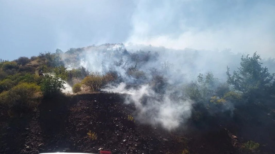 Siirt'te örtü yangını: Ekiplerin müdahalesi devam ediyor